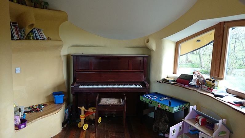 piano in alcove
